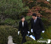 나란히 걷는 윤석열 대통령과 박근혜 전 대통령