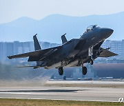 활주로 이륙하는 F-15K 전투기