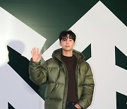 씨엔블루 강민혁, 근사한 손 인사