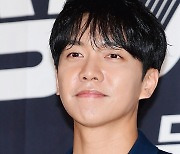 이승기, 흐뭇한 미소