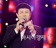 가수 설운도 탄 벤츠, 식당 돌진해 10명 부상…운전자는 아내