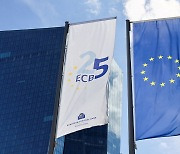 ECB, 기준금리 10회 인상 후 첫 동결… 4.5% 유지