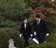 귀국 후 추도식 달려간 尹 “박정희 정신·위업 되새겨야”