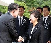 [초점] 윤 대통령은 왜, 귀국 몇시간 만에 '박정희 추도식'을 찾았나