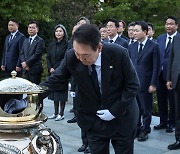 윤 대통령 "박정희 정신 계승 다시 도약하는 나라 만들자"