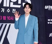 [포토] 규현, '다리에 깁스하고 등장'