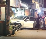 "급발진 후 에어백이…" 상가 돌진 車 운전자는 설운도 아내