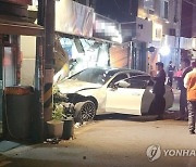 가게 들이받은 벤츠…"운전자 마약 검사 중"