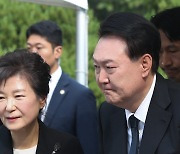 Yoon meets Park, honors father in gesture of conservative unity