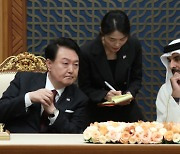 尹, 카타르와 관계격상 합의…‘역대 최대’ 5조원 LNG선 계약