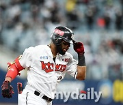 'KBO MVP→日 부진 퇴출→우승'... 심상치 않은 시작, 타율 5할 폭발 '부활 신호탄 쏘나'