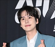 [MD포토] 규현, '미니하트 2개 가져왔어요'