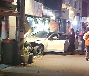 설운도 아내가 운전한 벤츠車, 식당 들이받아…10명 경상