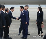 악수하는 윤석열 대통령과 김기현 대표