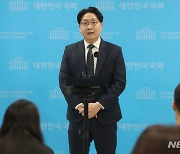 '여 탈당' 신인규 "문제 본질은 대통령…국민 두려워하지 않아"