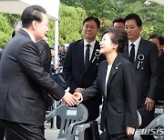 박근혜 전 대통령과 악수하는 윤석열 대통령