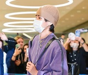 BTS 뷔, '줄 이어폰으로 스타일 살리고' [사진]