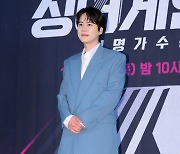 슈퍼주니어 규현, 다리 부상 딛고 포즈 취해 [SE★포토]