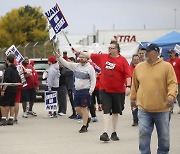 UAW-포드, 시급 25% 인상 등 잠정 합의··· 6주째 파업 돌파구 주목