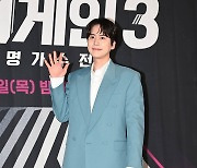 규현 '눈에 띄는 다리 깁스'[엑's HD포토]