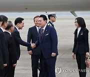 김기현 대표와 악수하는 윤석열 대통령