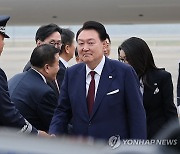 환영객들과 인사하는 윤석열 대통령