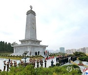 북한, 중국의 '한국전 참전 73주년' 맞아 우의탑에 헌화