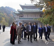 국제친선전람관 참관하는 북한 주재 러시아 대사관원들