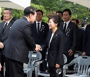 악수하는 윤석열 대통령과 박근혜 전 대통령