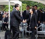 악수하는 윤석열 대통령과 박근혜 전 대통령