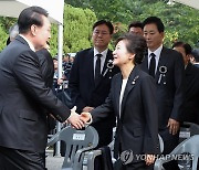 인사하는 윤석열 대통령과 박근혜 전 대통령