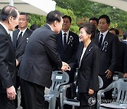 악수하는 윤석열 대통령과 박근혜 전 대통령