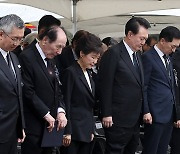 박정희 전 대통령 기리며 묵념하는 윤석열 대통령과 박근혜 전 대통령