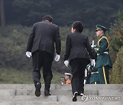 박정희 전 대통령 묘소 참배 나서는 윤석열 대통령과 박근혜 전 대통령