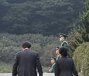 윤석열 대통령과 박근혜 전 대통령, 함께 박정희 전 대통령 묘소 참배