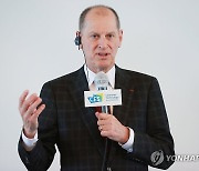 CES 2024 미디어 브리핑 참석한 개리 샤피로 회장