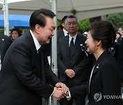 악수하는 윤석열 대통령과 박근혜 전 대통령