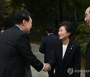 헤어지며 인사하는 윤석열 대통령과 박근혜 전 대통령