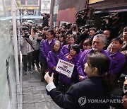 추모 조형물 살펴보는 이태원 참사 유가족들