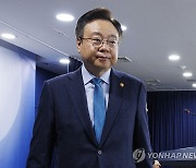 '의대 정원' 2025년부터 단계적 확대 발표 밝힌 복지부 장관