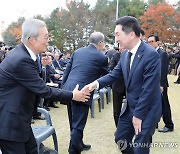 인사하는 김기현 대표와 김종인 전 비대위원장