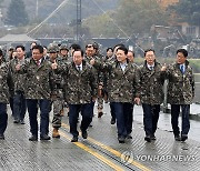 군 장병들 격려하는 국방위원회들