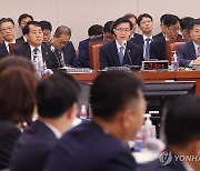 [국감현장] 산업장관 "文정부 때 전기요금 인상 얘기 왜 안 했나"