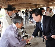 尹, 안동 유림들과 간담회 "전통 존중, 자기 책임 다해야 국가 발전"