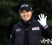 [Ms포토] 서연정 '반가운 손 인사로 시작'