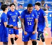 지난 시즌 최하위 삼성화재, OK금융그룹 3-0 완파…3연승, 2위 도약