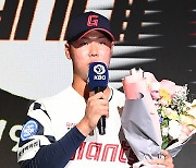 '한국의 오타니? 힘은 좋지만…' 32년만의 우승 꿈꾸는 명장, 18세 고교생에 '이도류' 기회 주는 이유 [김해포커스]