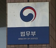 민주당·법무부 연일 공방..."한동훈 팬 육성" VS "왜곡 유감"