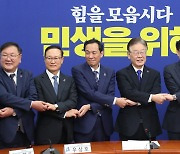 이재명, 전·현직 원내대표 만나 “통합”… 홍영표 “행동 보여야”