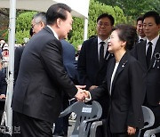 손잡은 尹-朴 '보수 결집' 효과는... 전문가 "너무 결집해서 문제"